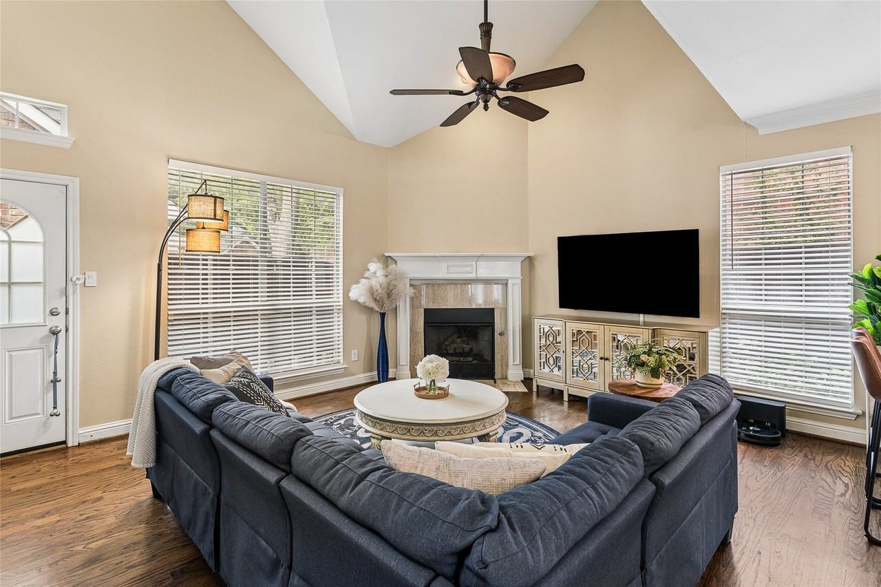 8920 White Pine Ln - Photo 3 of 31