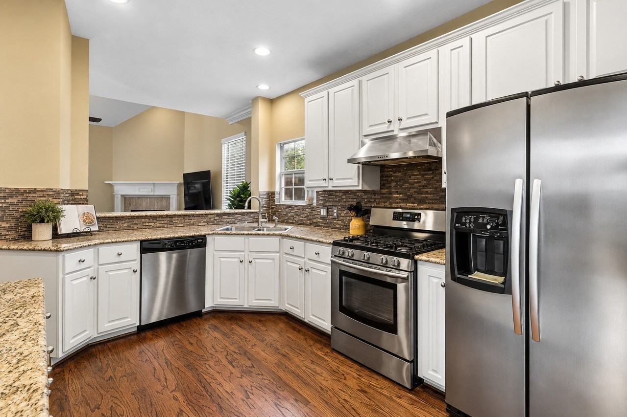 8920 White Pine Ln - Photo 5 of 31