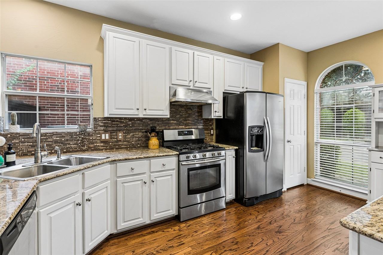 8920 White Pine Ln - Photo 6 of 31
