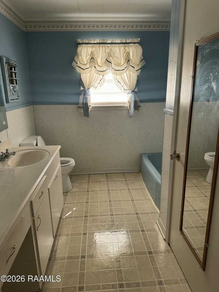 4004 Veterans Memorial Dr - Photo 3 of 5