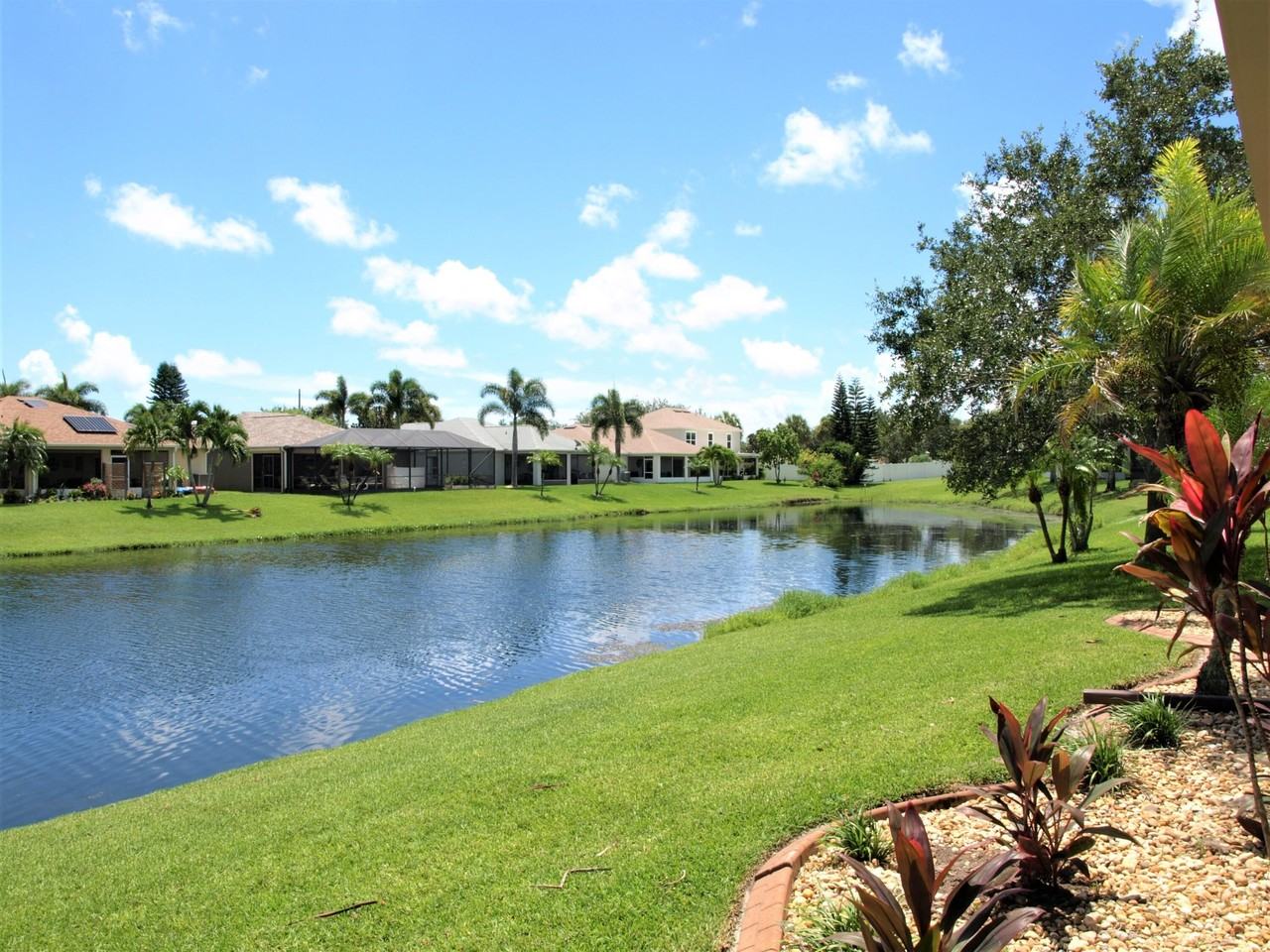 1281 Berryhill Dr - Photo 4 of 37