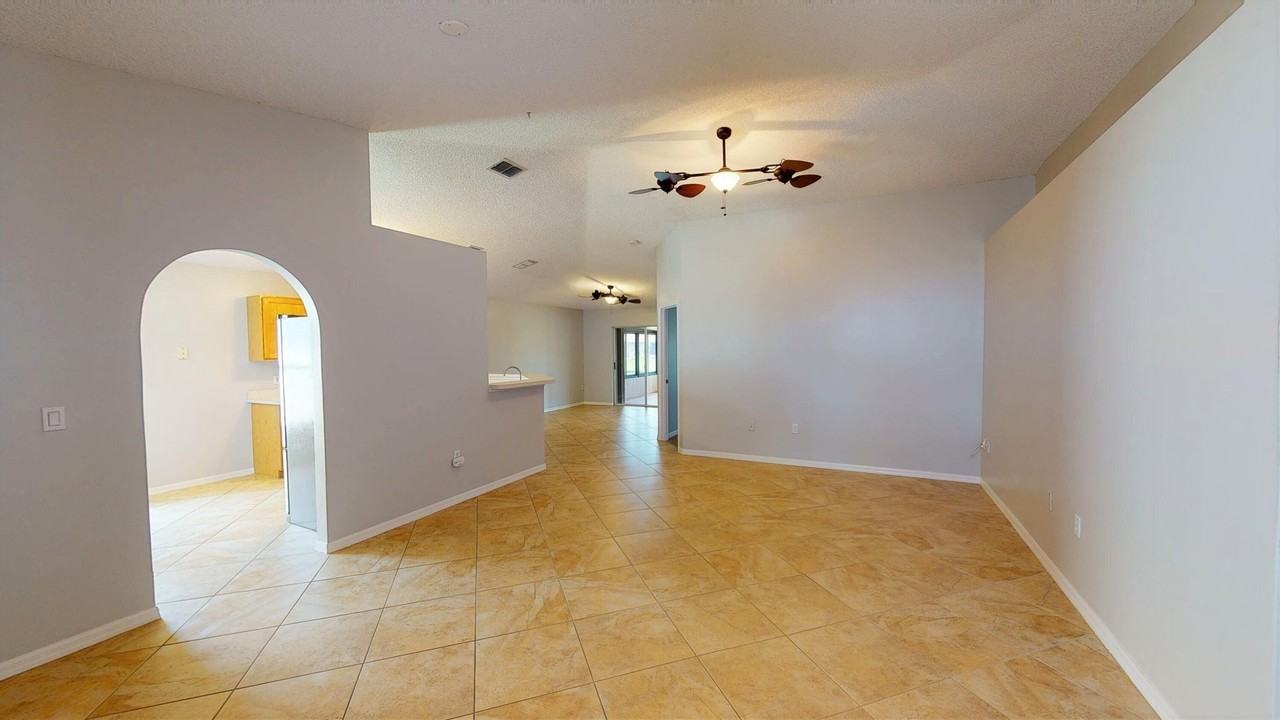 1281 Berryhill Dr - Photo 6 of 37