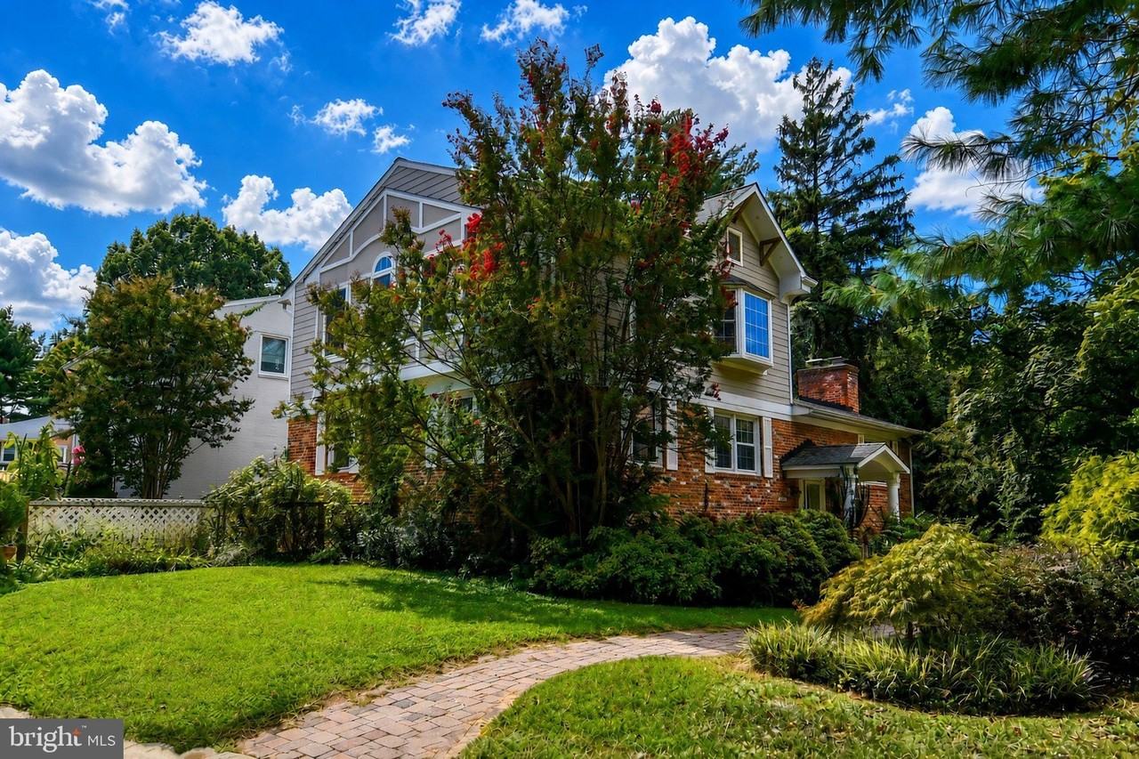 5303 Danbury Rd - Photo 4 of 50