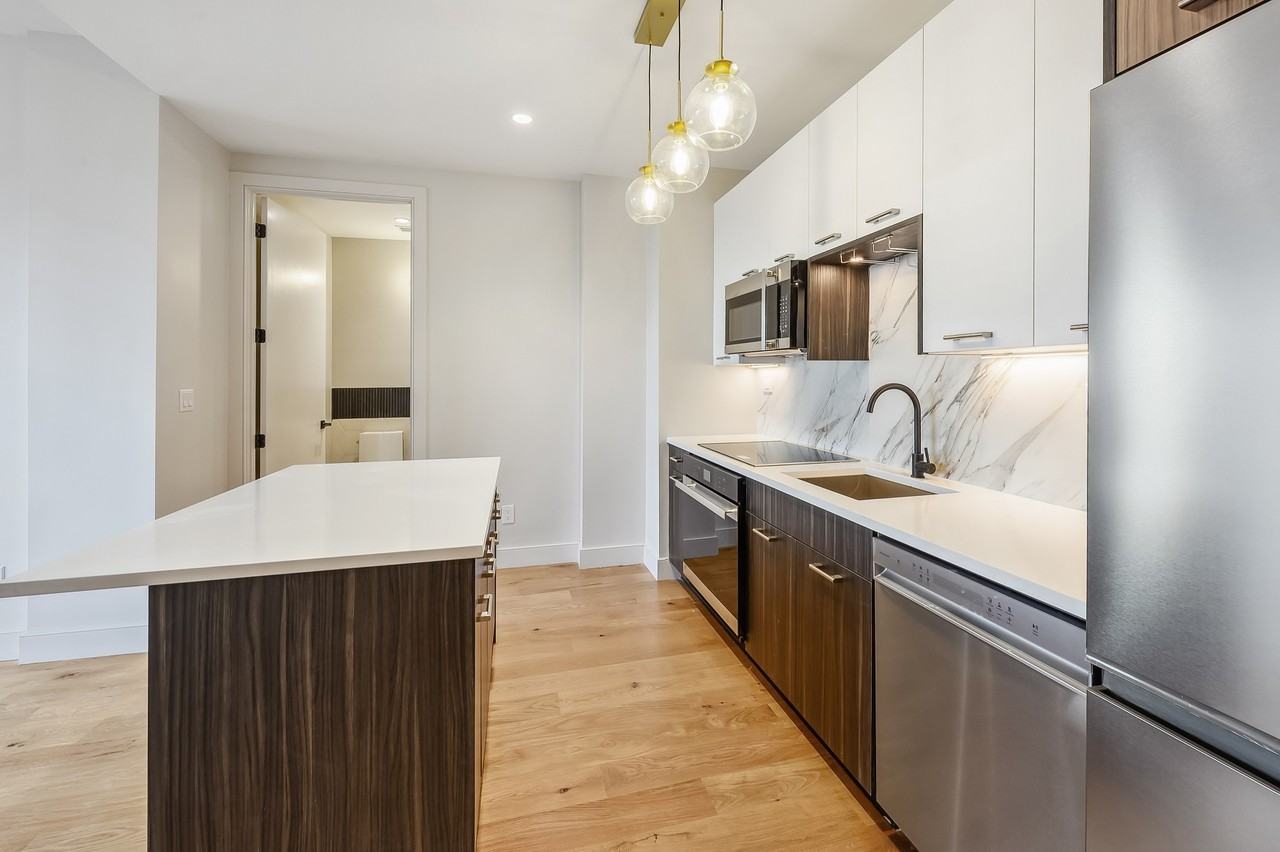 1890 Pelham Parkway South #4C - Photo 3 of 18