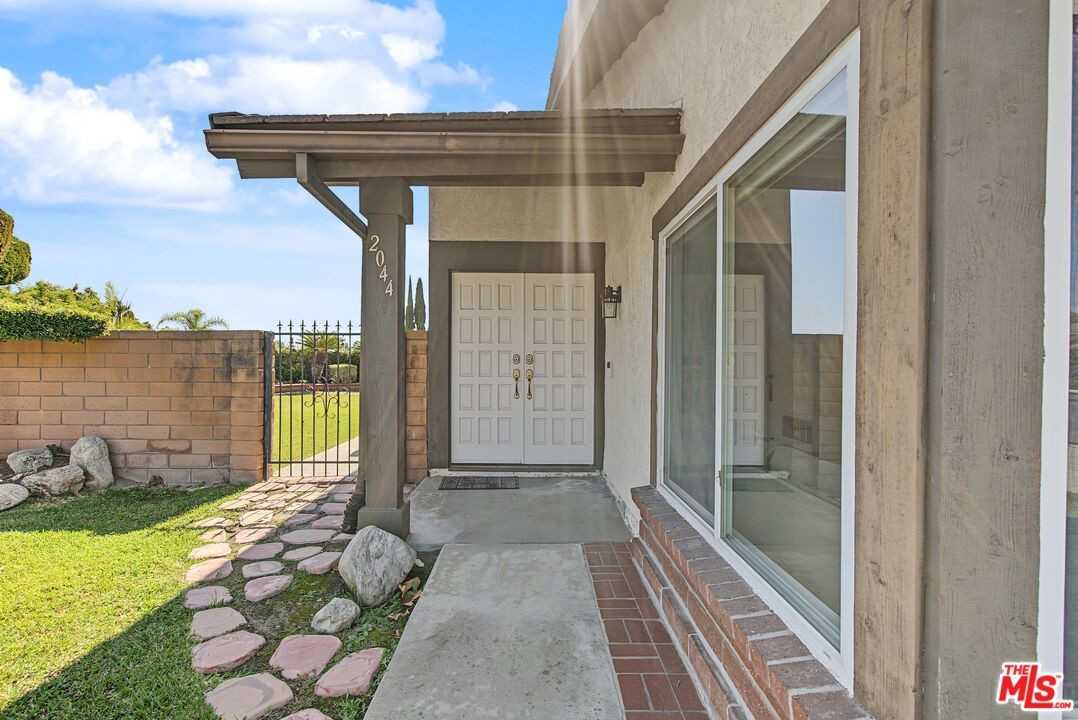 2044 Foothill Dr - Photo 4 of 45