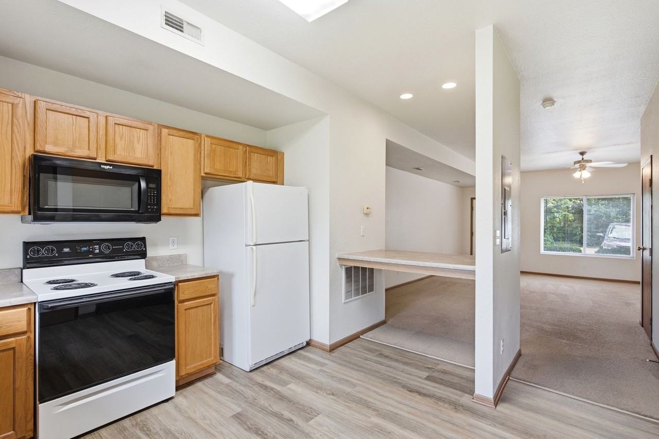 Lake Broadway Townhomes - Photo 3 of 10