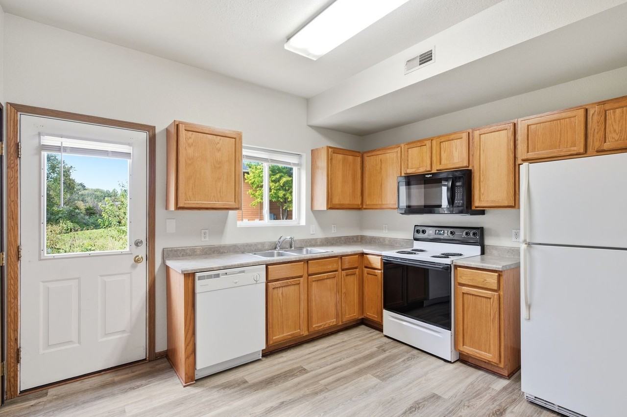 Lake Broadway Townhomes - Photo 4 of 10