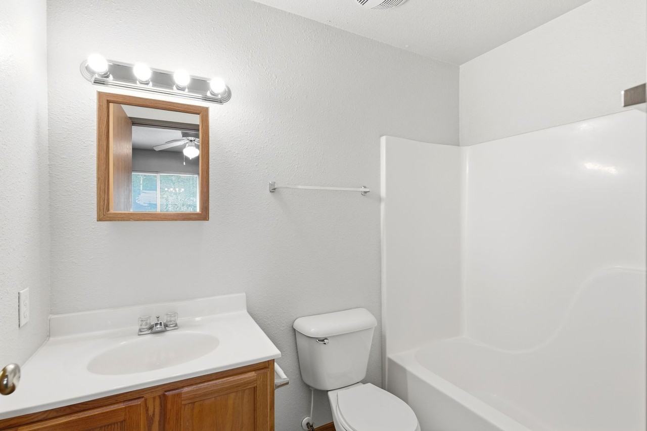 Lake Broadway Townhomes - Photo 6 of 10