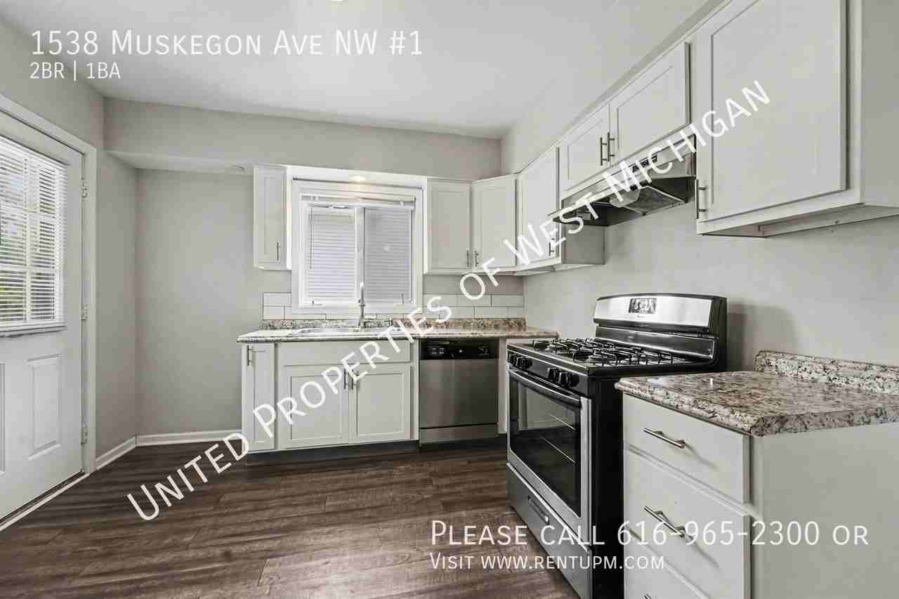 1538 Muskegon Ave Nw - Photo 6 of 17