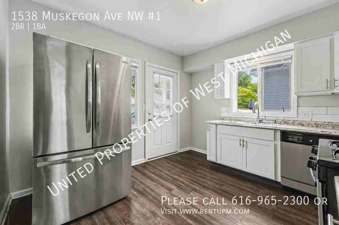 1538 Muskegon Ave Nw - Photo 7 of 17