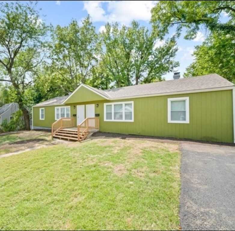 5754 Indiana Ave - Photo 3 of 12