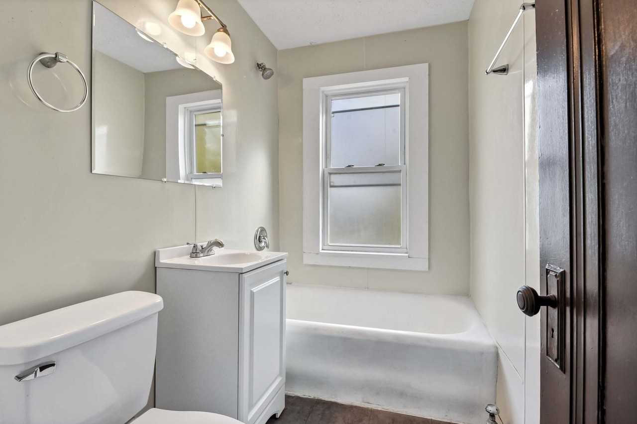 Dale Villa - Photo 4 of 10