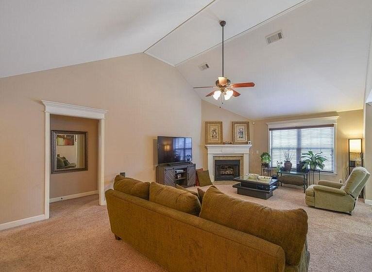 1713 White Oak Ln - Photo 2 of 10