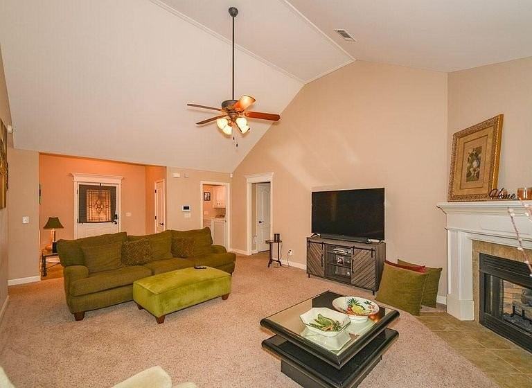 1713 White Oak Ln - Photo 3 of 10