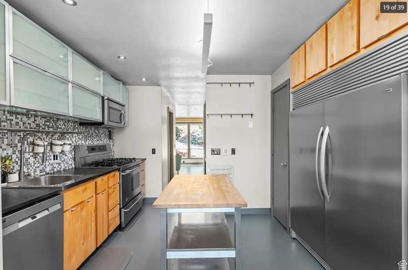 105 Crestview Cir - Photo 3 of 8