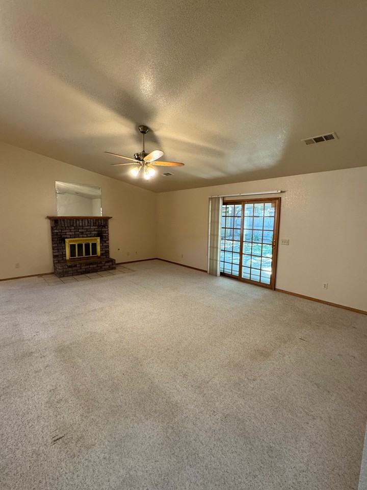 2033 Atlantic Ave - Photo 5 of 10