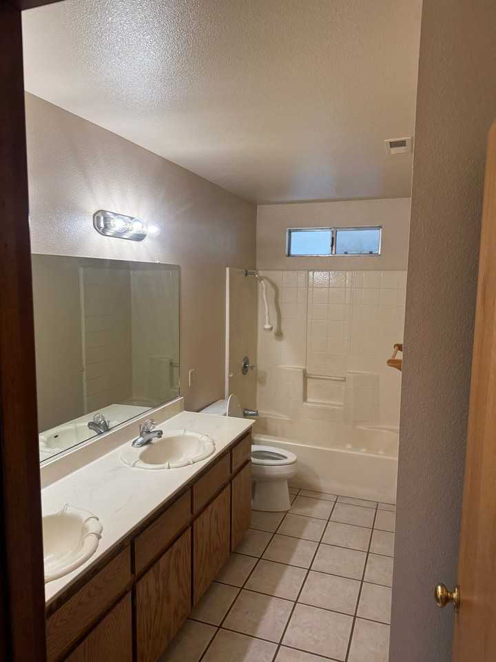 2033 Atlantic Ave - Photo 6 of 10