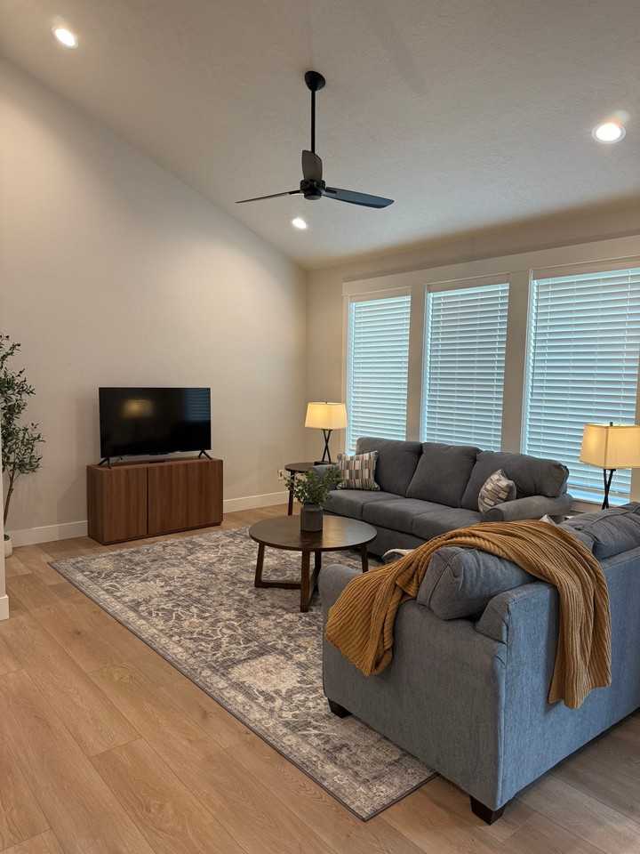 465 E Chevy Dr - Photo 2 of 14