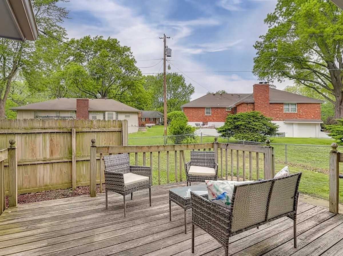 301 Sw Sunrise Dr - Photo 2 of 8