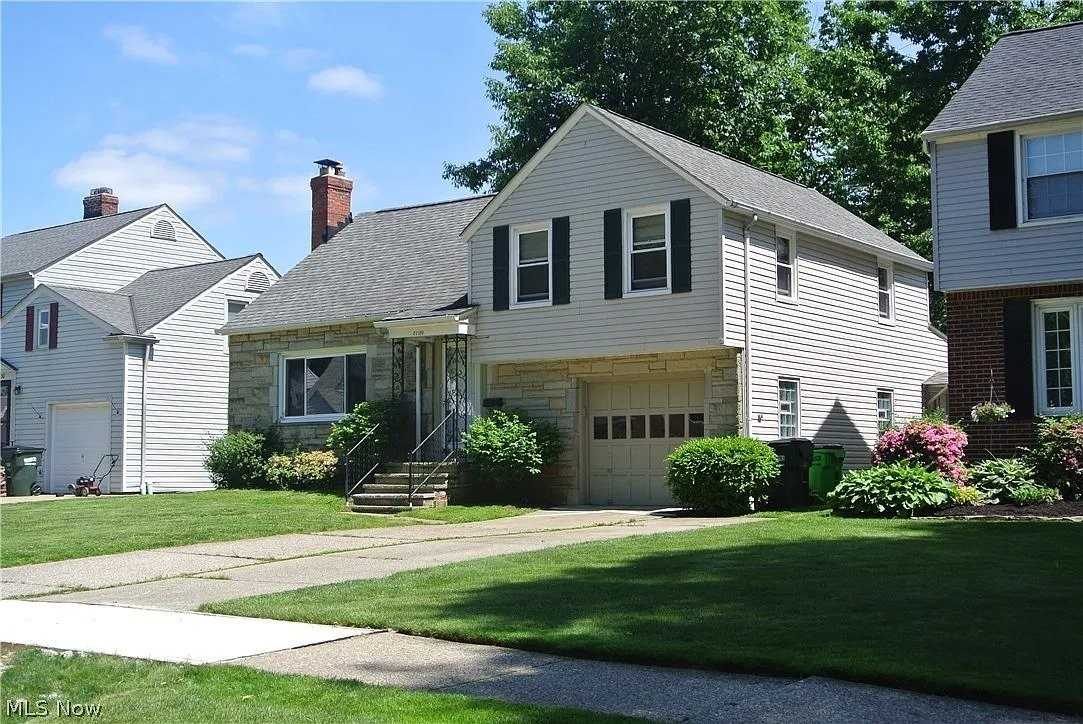 27120 Parkwood Dr - Photo 2 of 19