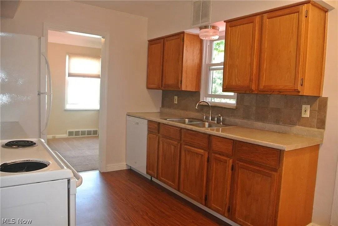 27120 Parkwood Dr - Photo 5 of 19