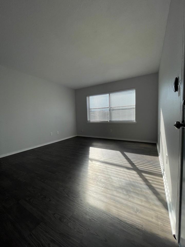 4005 Nw Ozmun Ave #B9 - Photo 2 of 8