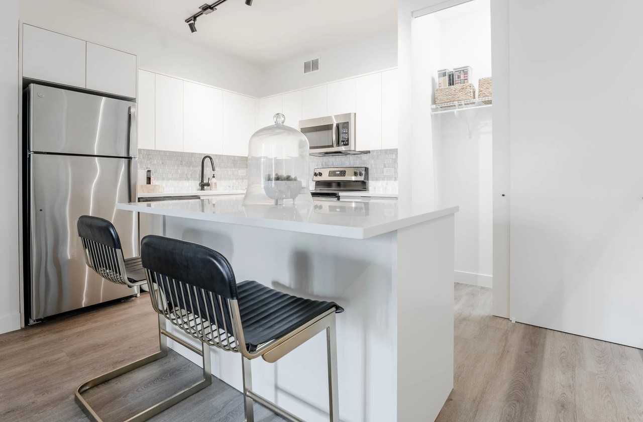 10 E Chestnut St - Photo 3 of 10