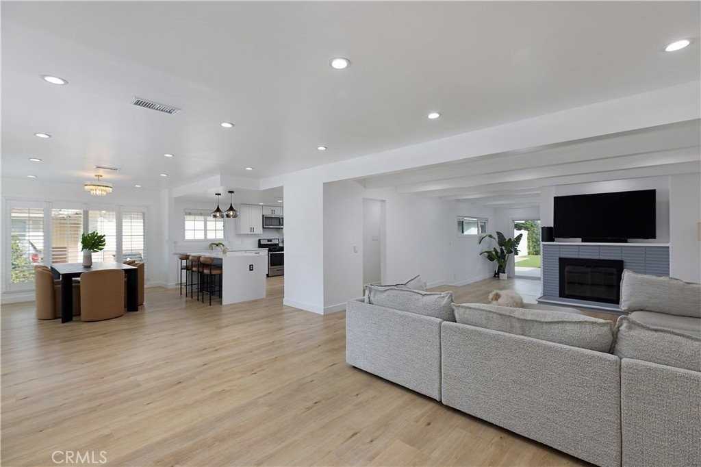 1066 E 45th Way - Photo 3 of 18