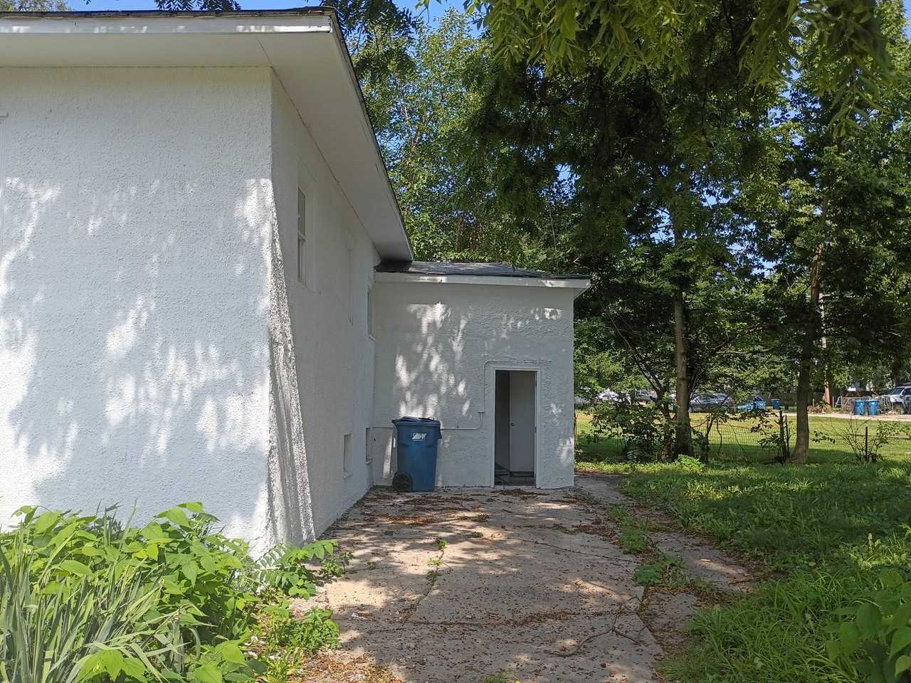 396 S Rosewood Ave - Photo 2 of 13