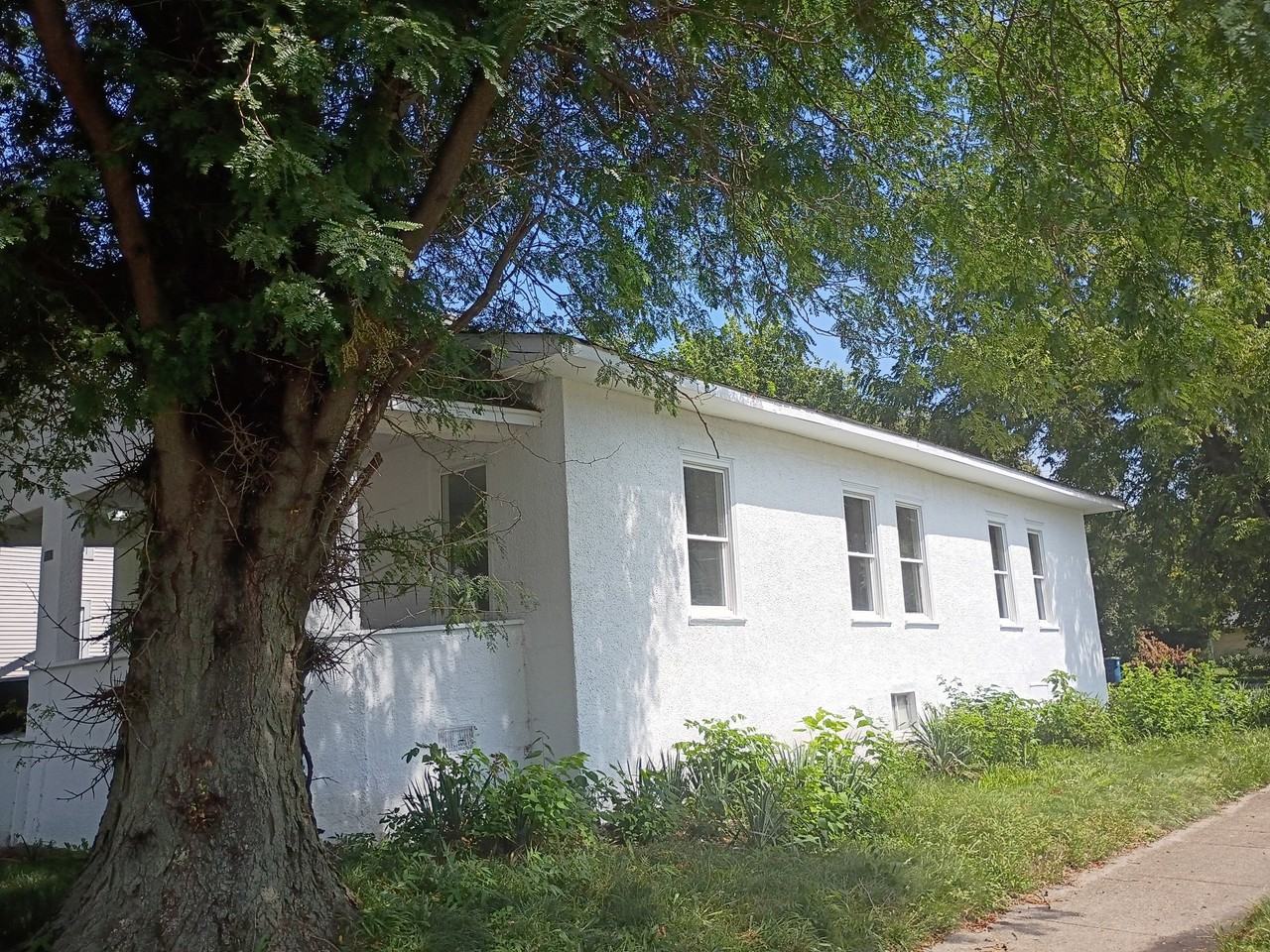 396 S Rosewood Ave - Photo 3 of 13