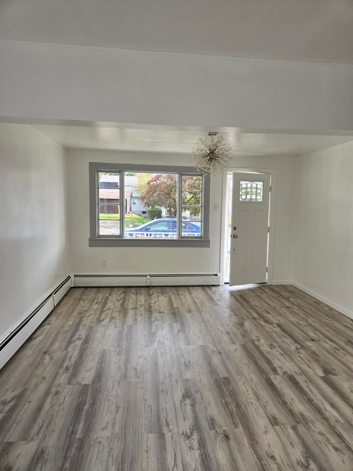 81 Rose Ave - Photo 5 of 47