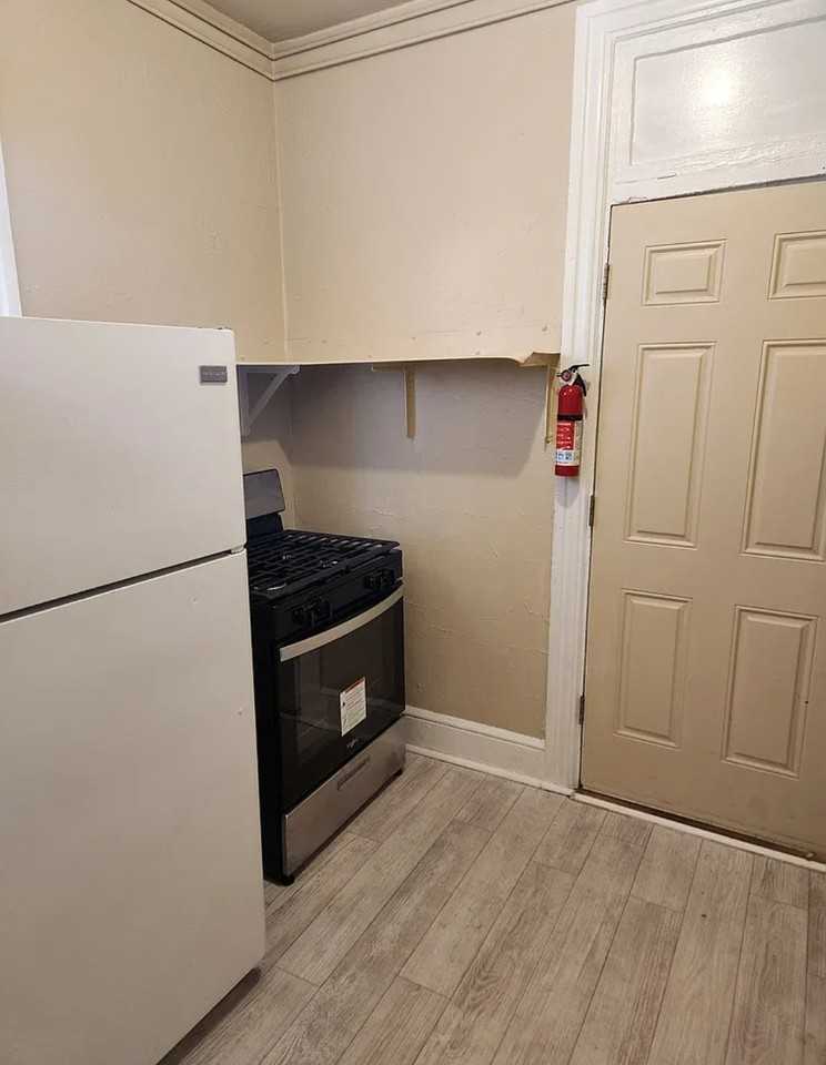 240 1/2 W King St #3 - Photo 7 of 20