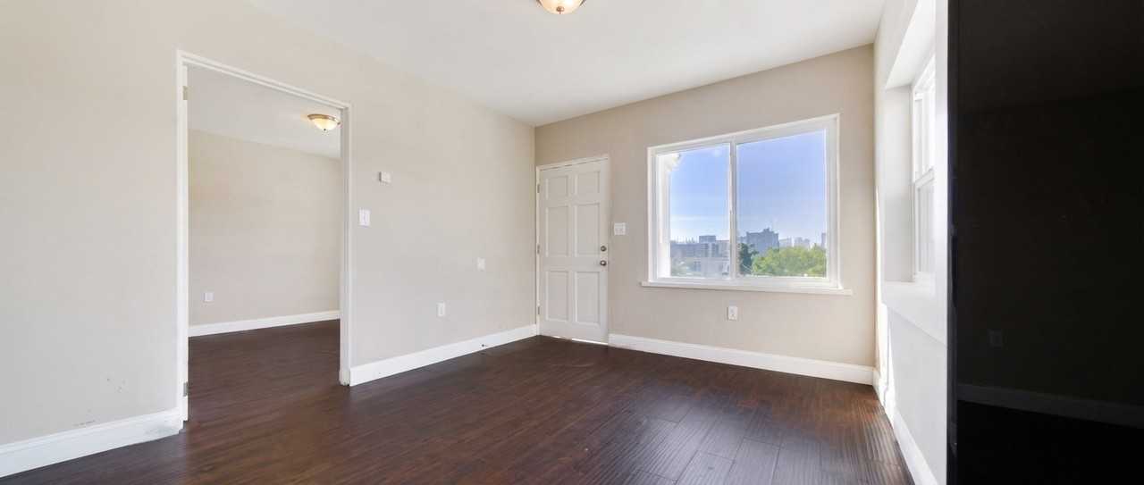 1145 20th St #C - Photo 4 of 12