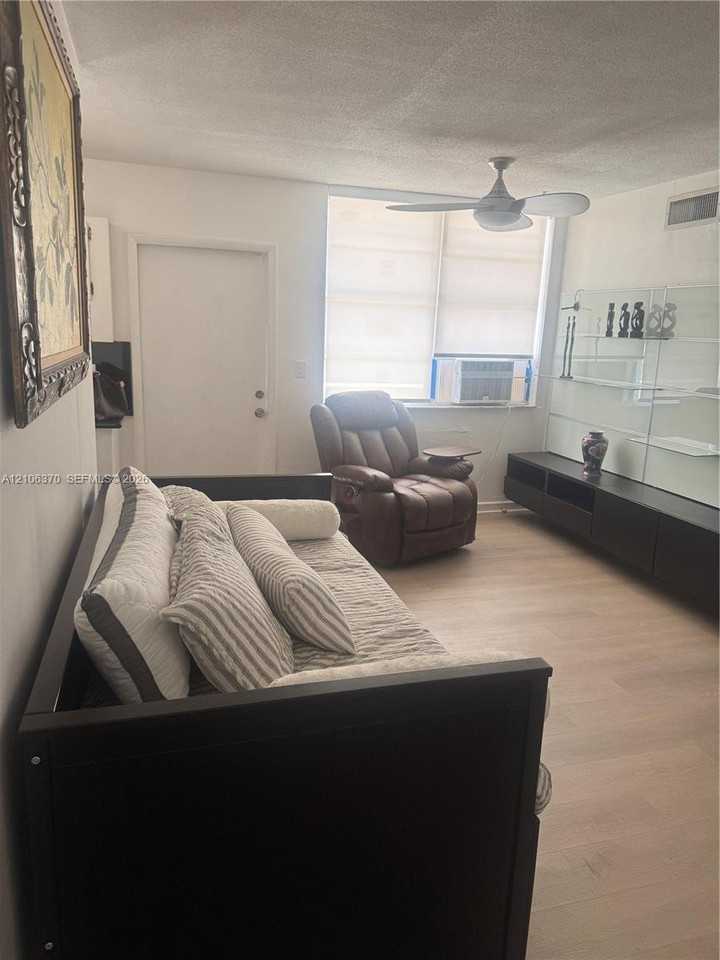 713 Collins St #31 - Photo 2 of 10