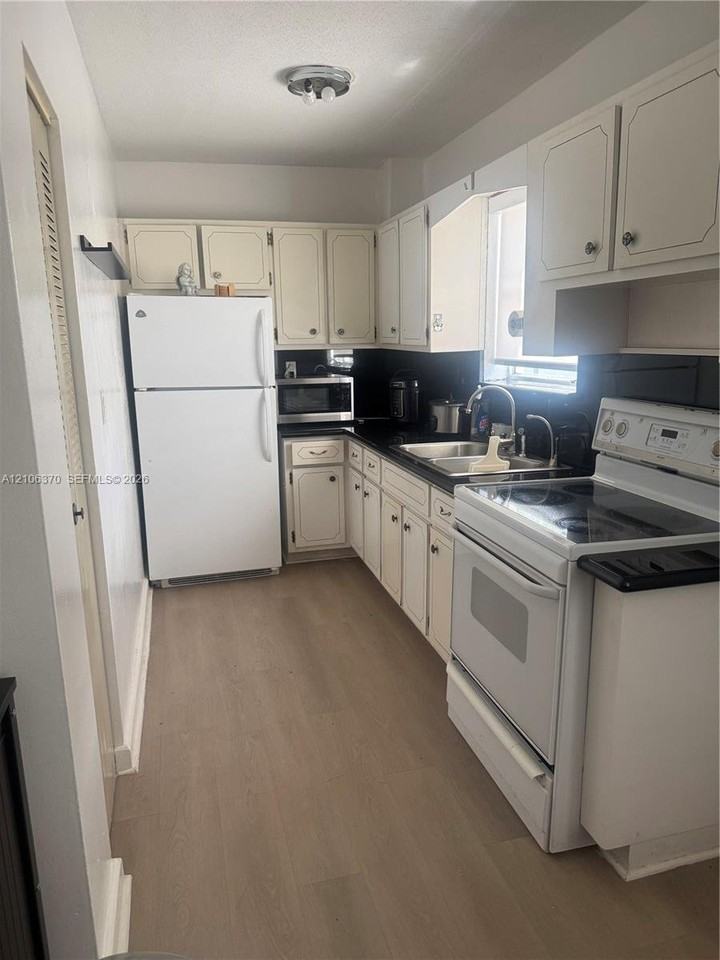 713 Collins St #31 - Photo 3 of 10