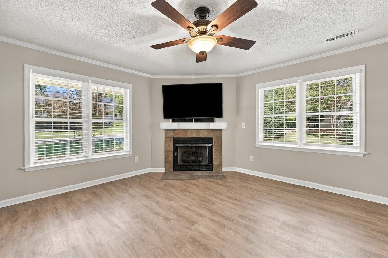 1625 Ammons Dr N - Photo 3 of 19