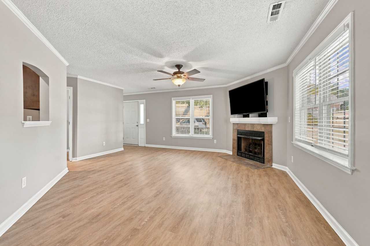 1625 Ammons Dr N - Photo 4 of 19