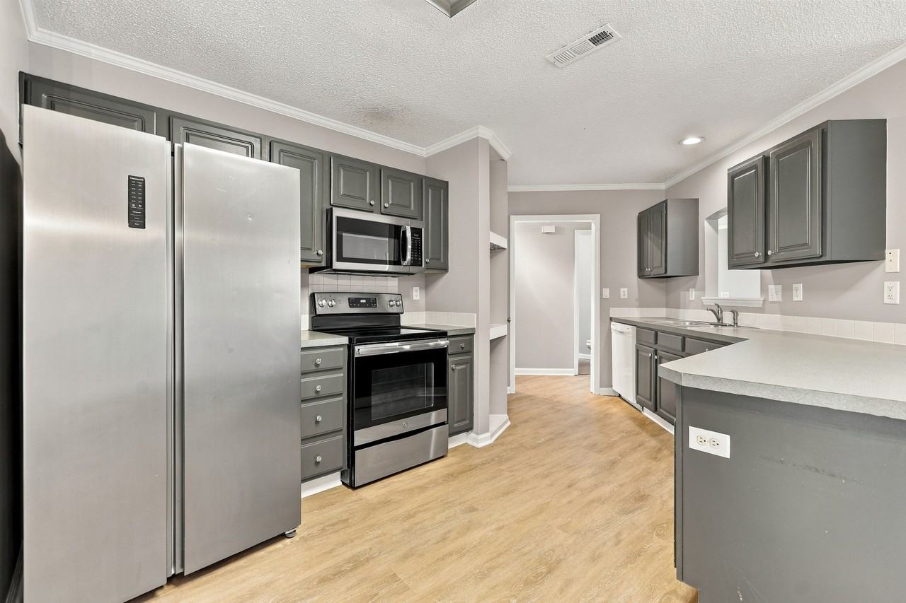 1625 Ammons Dr N - Photo 5 of 19