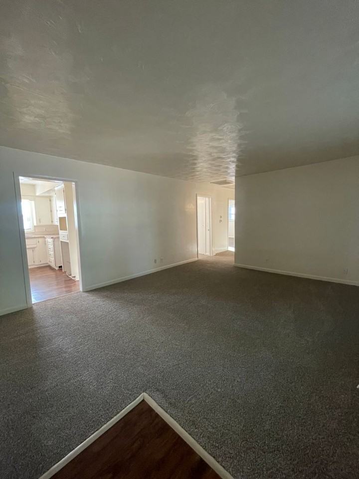 1952 S Wedgewood Ave - Photo 3 of 18