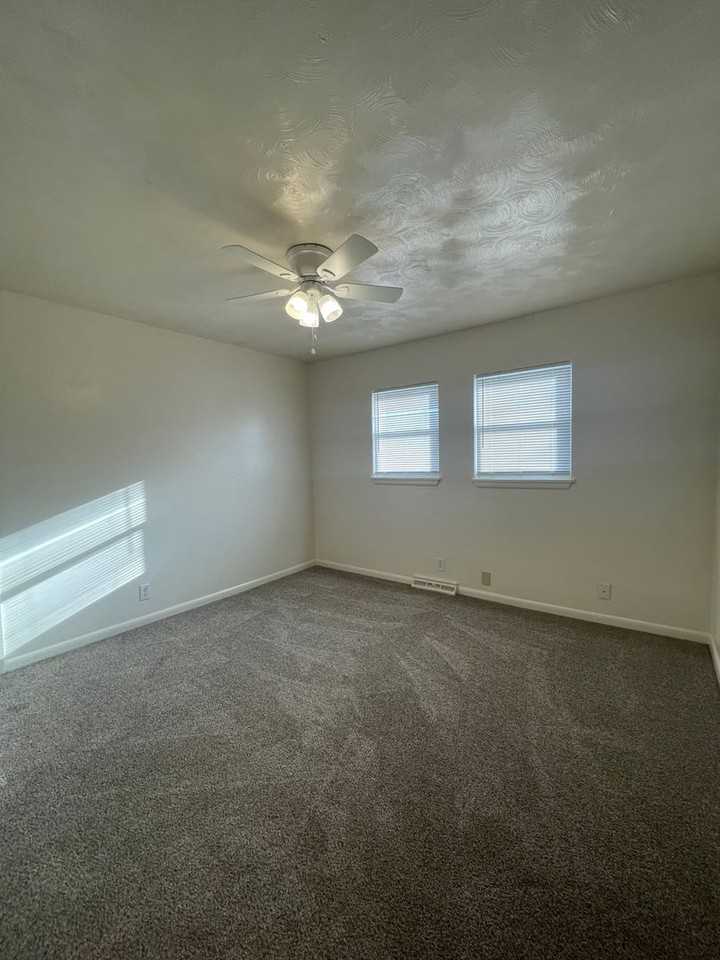 1952 S Wedgewood Ave - Photo 5 of 18