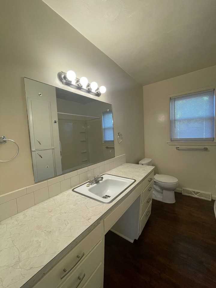 1952 S Wedgewood Ave - Photo 7 of 18
