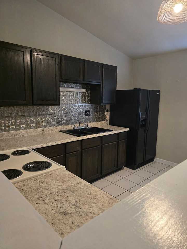 5501 Yucatan Dr - Photo 3 of 13