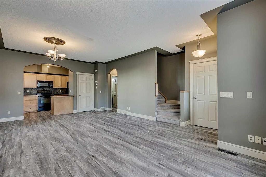 2505 -2505 19 Ave Sw - Photo 2 of 18