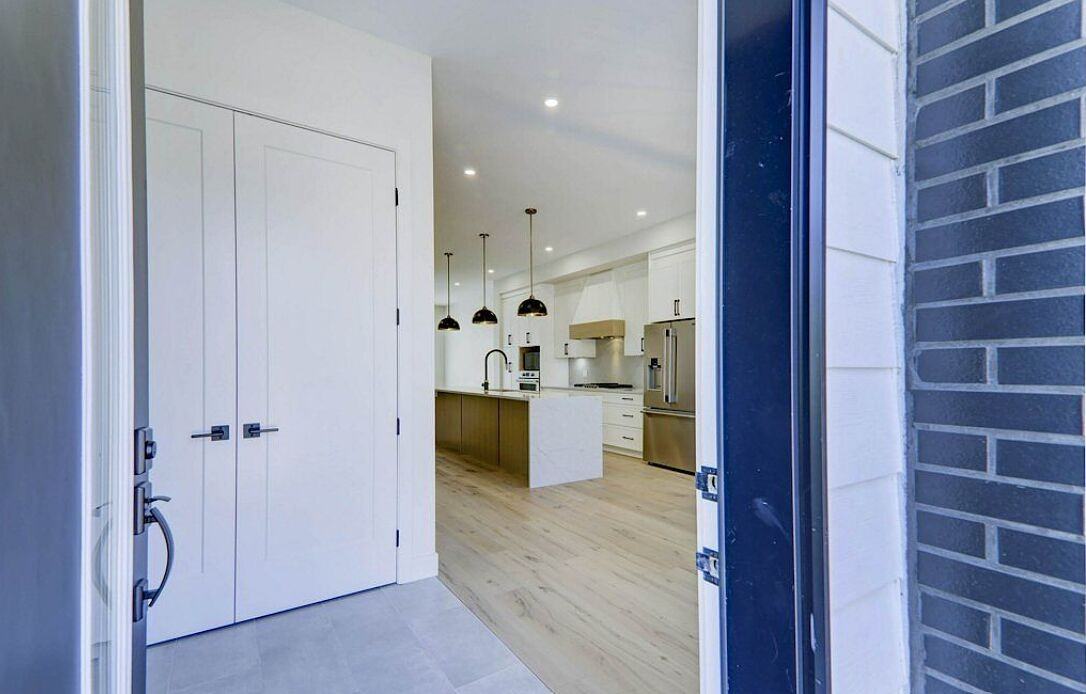 1121 19 Ave Nw - Photo 2 of 33