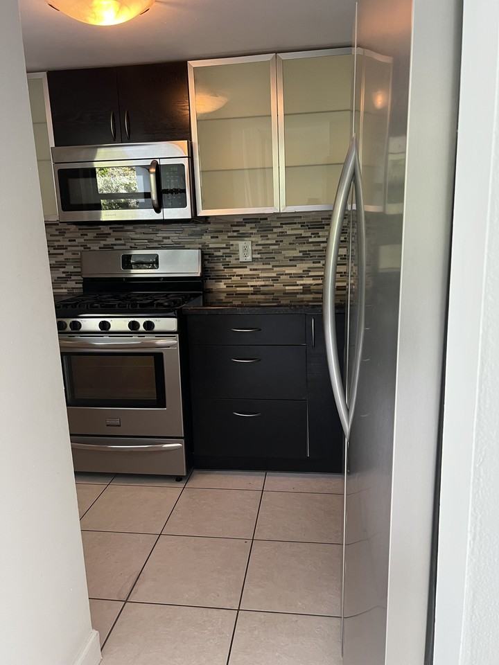 2539 S Bayshore Dr #319 - Photo 3 of 8