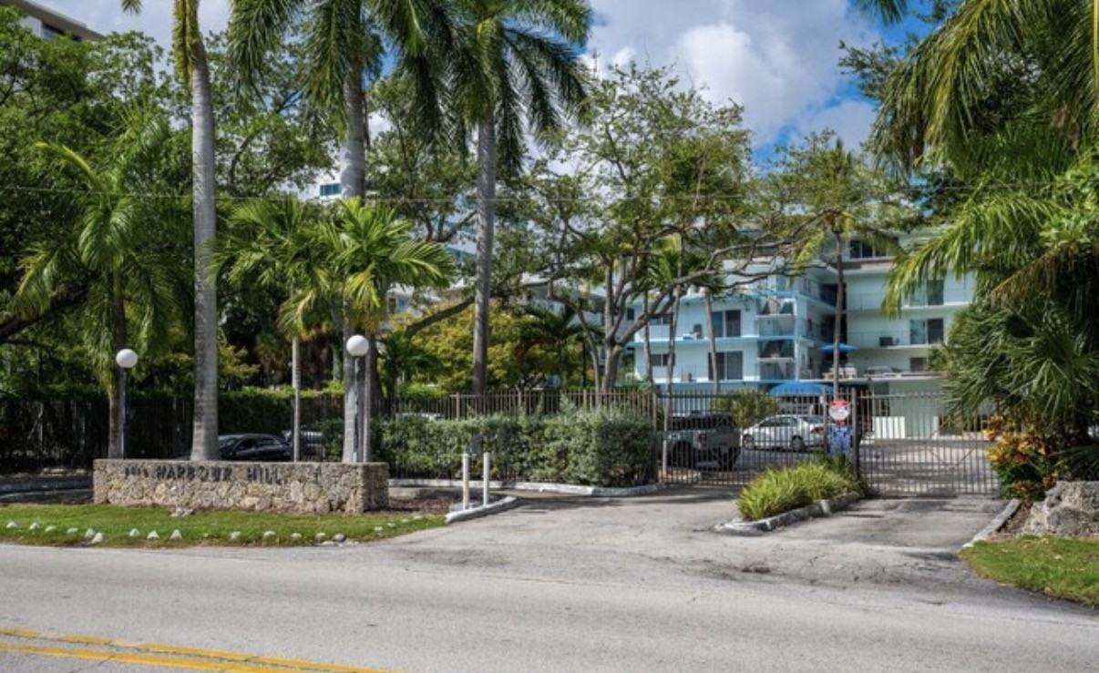 2539 S Bayshore Dr #319 - Photo 6 of 8