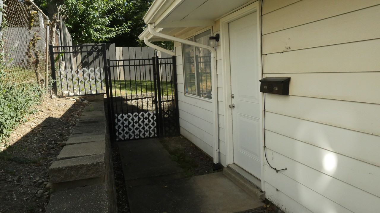 611 Liberty St #B - Photo 2 of 23