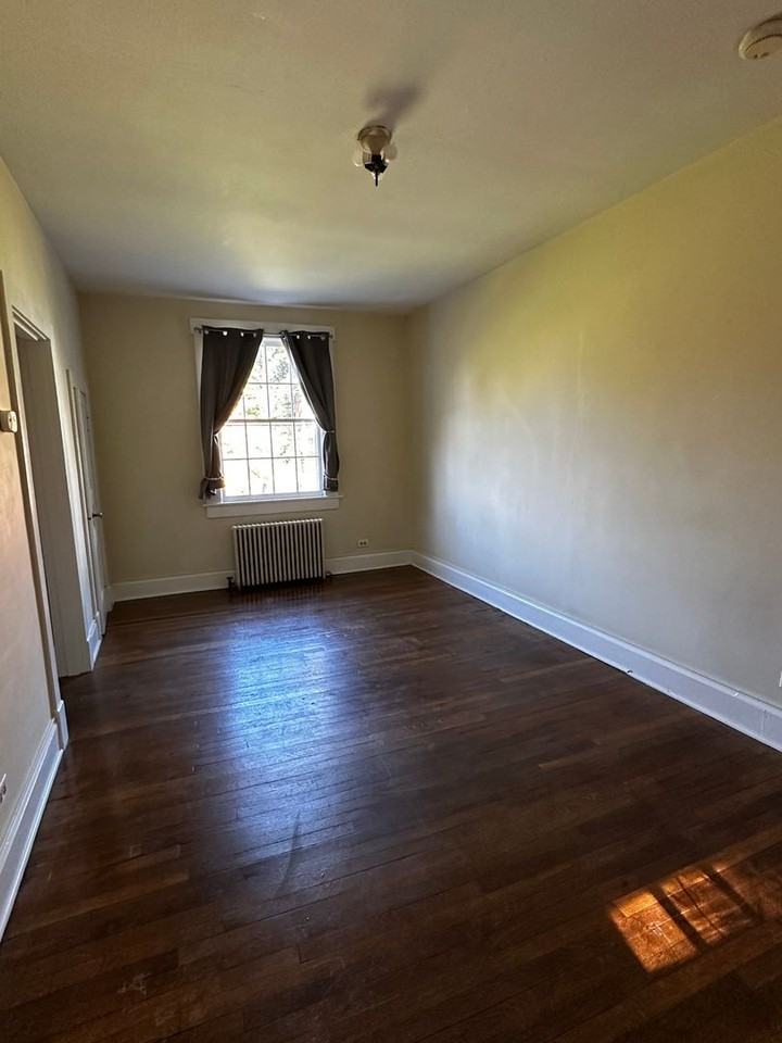 33 University Circle - Photo 3 of 16