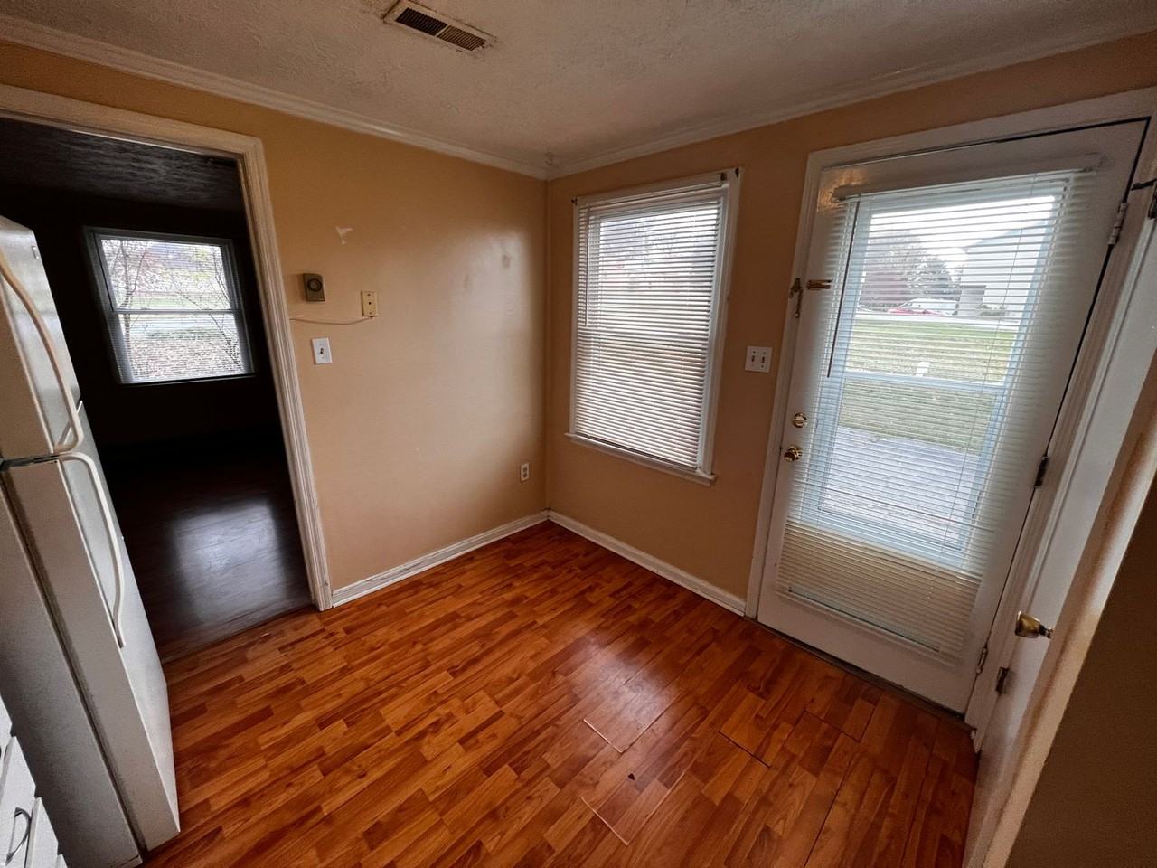 385A Newcomb St - Photo 3 of 6