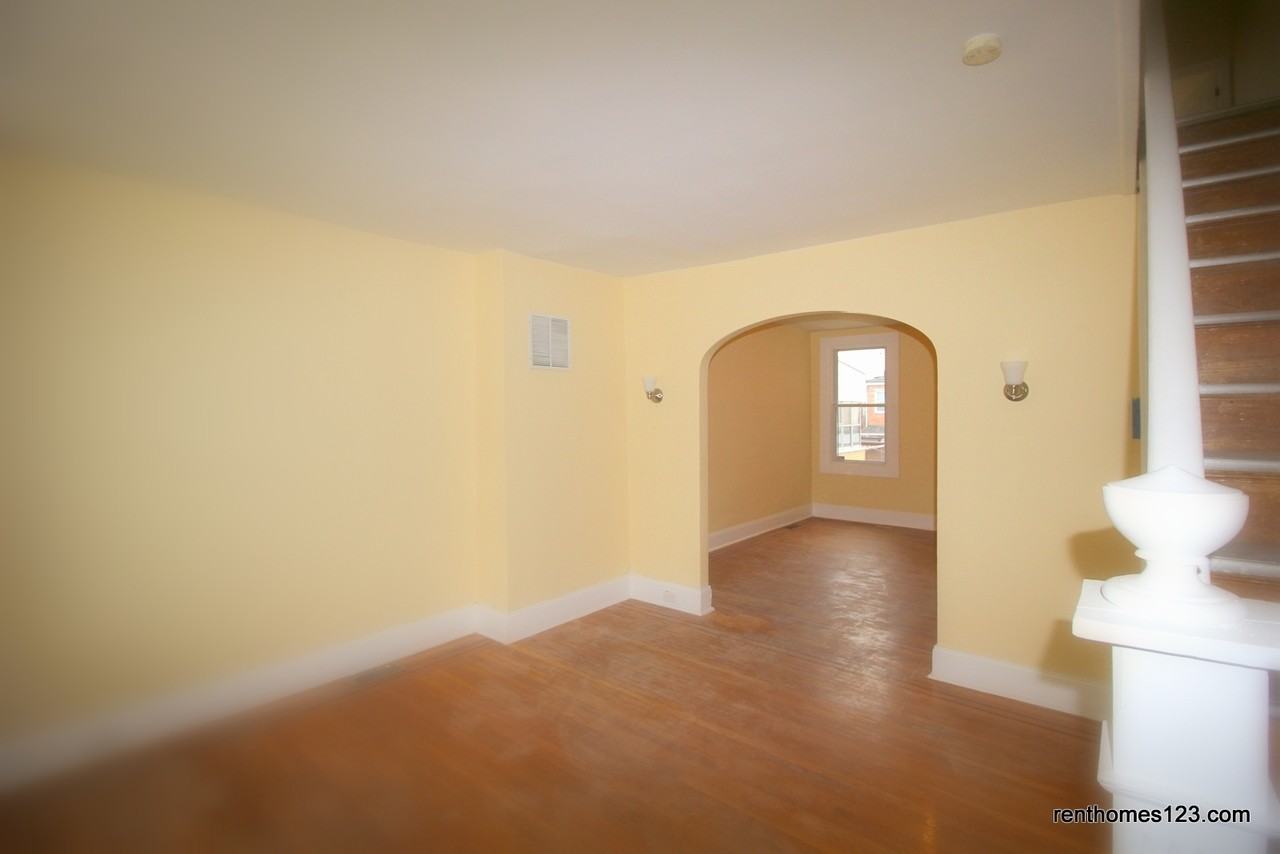 2830 Pelham Ave - Photo 2 of 8